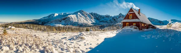 Mountain small cottage in a winter dawn, Poland — Stock Photo, Image