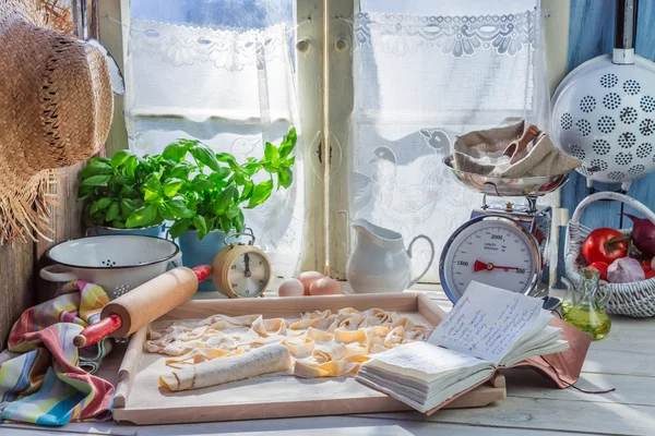 Förberedelserna för pasta i det rustika köket — Stockfoto