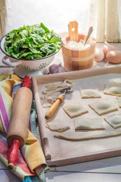 Förberedelserna för ravioli i det rustika köket — Stockfoto