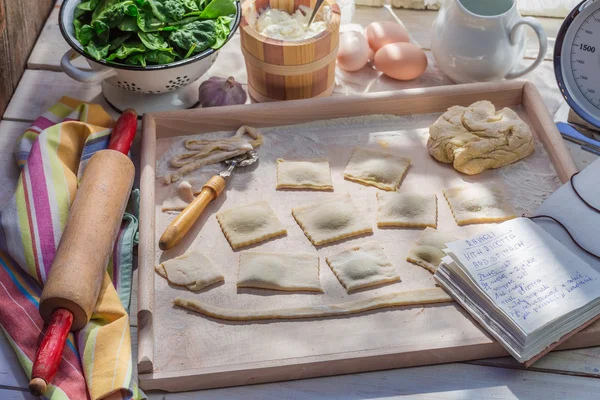 Preparativos para ravioli na cozinha ensolarada — Fotografia de Stock