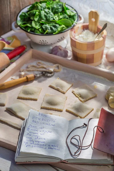 Ravioli con ingredienti freschi nella cucina soleggiata — Foto Stock