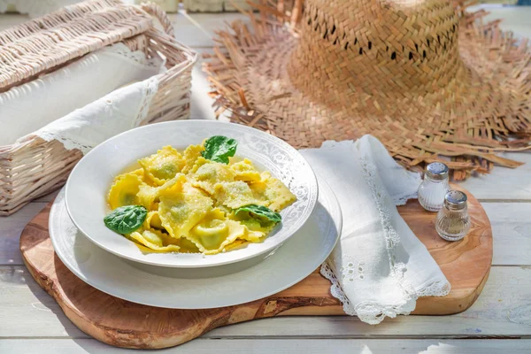 Gustosi ravioli nella cucina soleggiata — Foto Stock