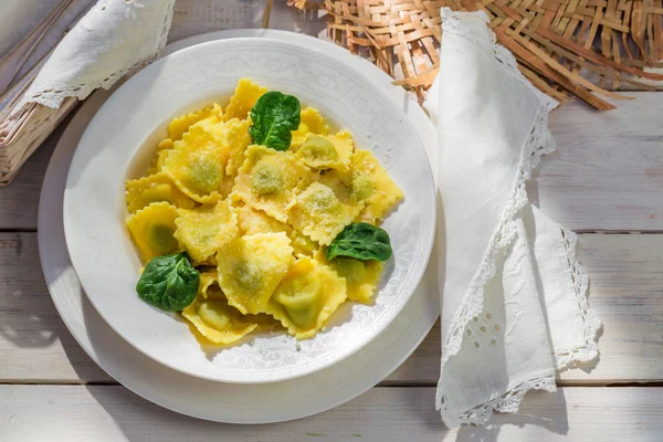 Ravioli com parmesão na cozinha ensolarada — Fotografia de Stock