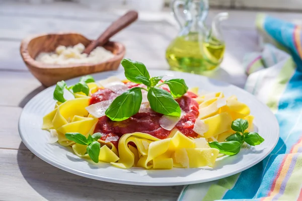 Gustose pappardelle con pomodoro, basilico e parmigiano — Foto Stock