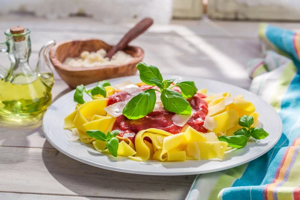 Pappardelle fatte in casa con pomodoro, basilico e parmigiano — Foto Stock