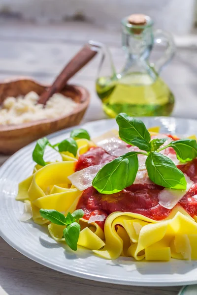 Pappardelle fatte in casa con sugo di pomodoro e parmigiano — Foto Stock