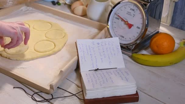 Ντόνατς κοπής από φρέσκο ζυμάρι — Αρχείο Βίντεο