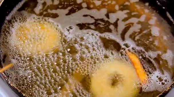 Freír rosquillas frescas con aceite caliente — Vídeo de stock