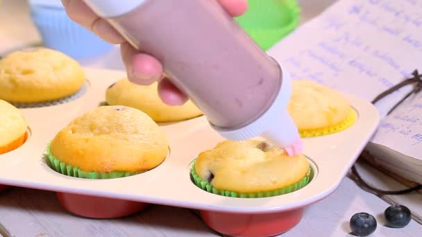 Décorer des muffins faits maison avec des bleuets — Video