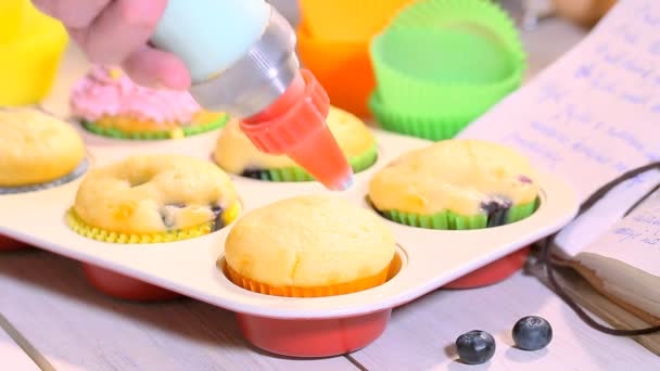 Zdobení domácí muffiny s bobulové ovoce — Stock video
