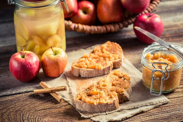 Сэндвич с домашним яблочным джемом — стоковое фото