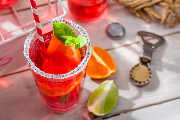 Studené letní drink s citrusových plodů — Stock fotografie