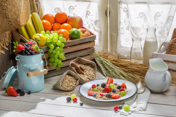Flocos de aveia saudáveis com frutas frescas no café da manhã — Fotografia de Stock