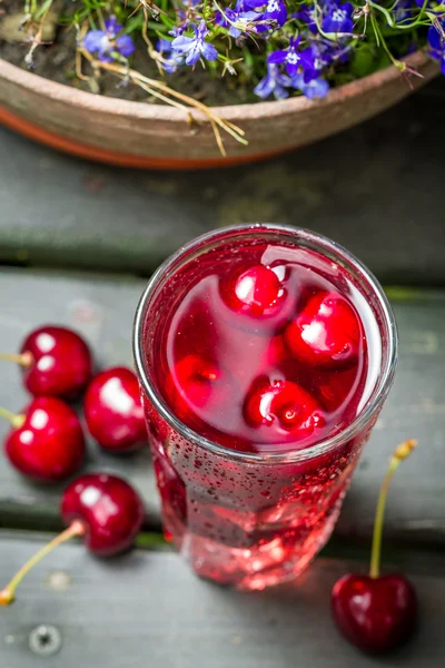 Closeup of fresh juice with sweet cherries and ice — Stock Photo, Image