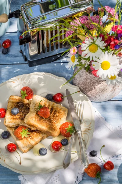 Káva, toast a ovoce k snídani v zahradě — Stock fotografie