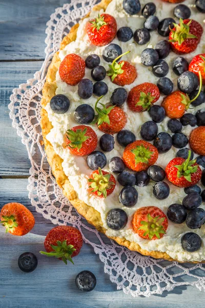 Tart with fruit and cream — Stock Photo, Image