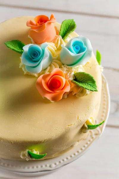 Sweet marzipan roses on the cake — Stock Photo, Image