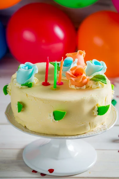Tort urodzinowy gotowy na światło świec — Zdjęcie stockowe