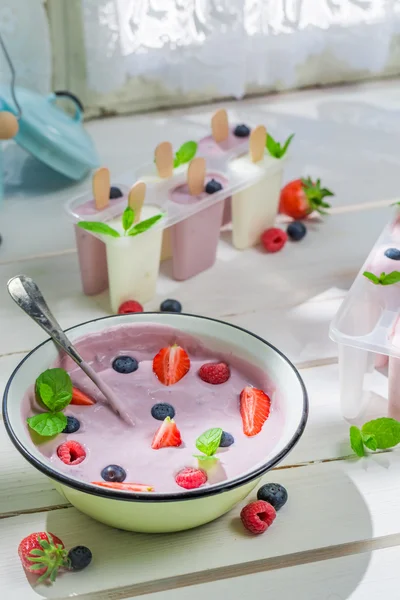 Zomer ijs met fruitige yoghurt — Stockfoto