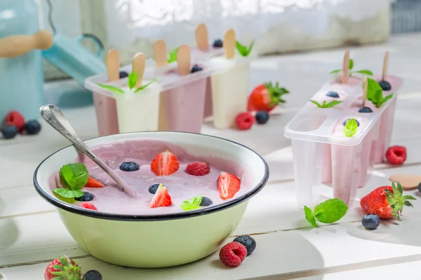 Літнє морозиво з молоком та фруктами — стокове фото
