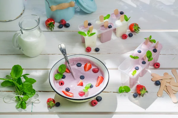 Summer ice cream with fruits — Stock Photo, Image