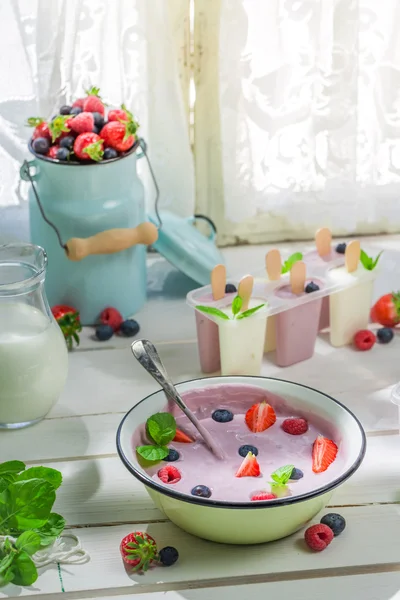 Summer ice cream with fresh fruits — Stock Photo, Image