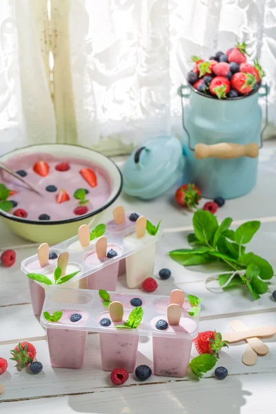 Juicy ice cream with fruits — Stock Photo, Image