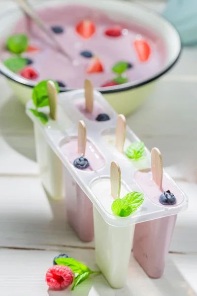 Sorvete frio com frutas frescas — Fotografia de Stock