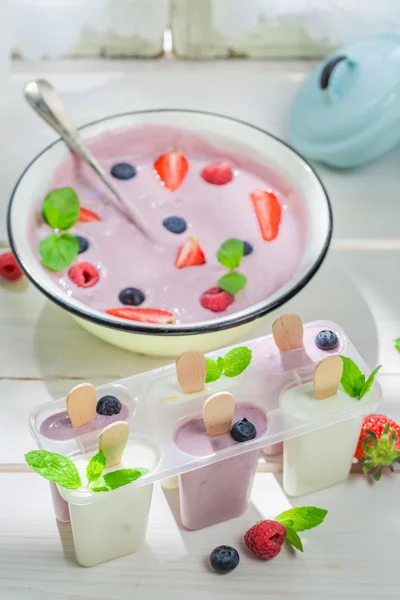 Cold ice cream with fruits — Stock Photo, Image