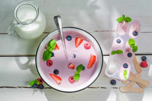 God glass med fruktig yoghurt — Stockfoto