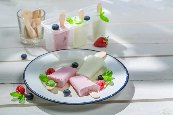 Lekker ijs met melk en fruit — Stockfoto