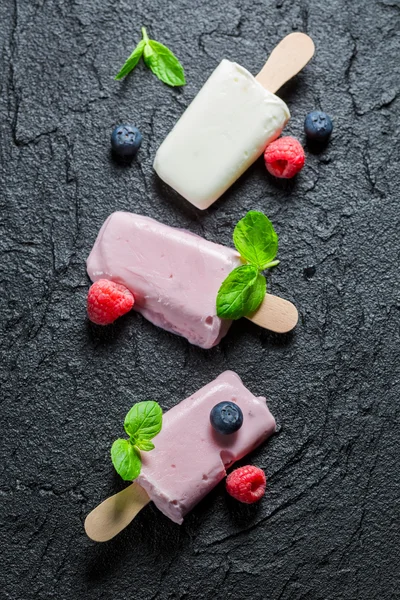 Gelato gustoso con frutti di bosco freschi — Foto Stock