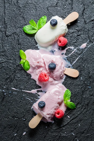 Lekker ijsje met fruit en mint blad — Stockfoto