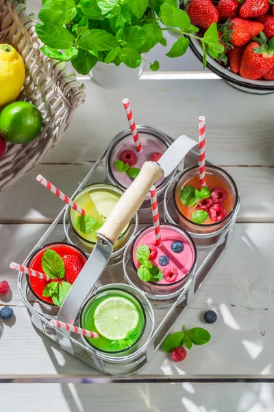 Coquetel saudável com frutas frescas — Fotografia de Stock