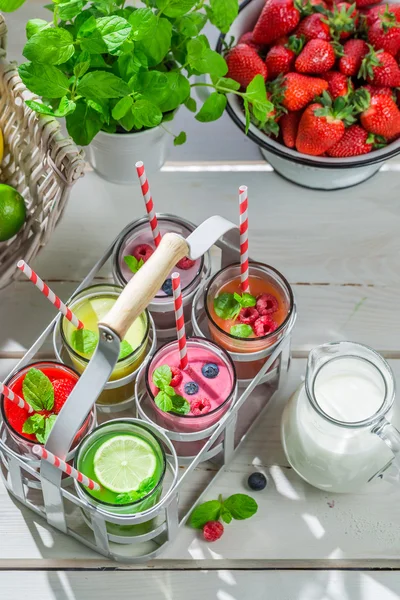 健康的果汁和果味酸奶 — 图库照片