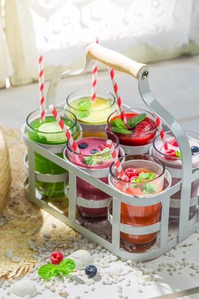 Delicioso coquetel com frutas de baga — Fotografia de Stock