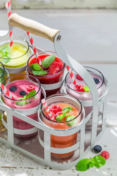 Delicioso smoothie com frutas frescas — Fotografia de Stock