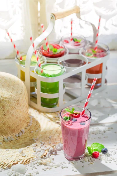 Leckerer Smoothie mit frischen Früchten — Stockfoto