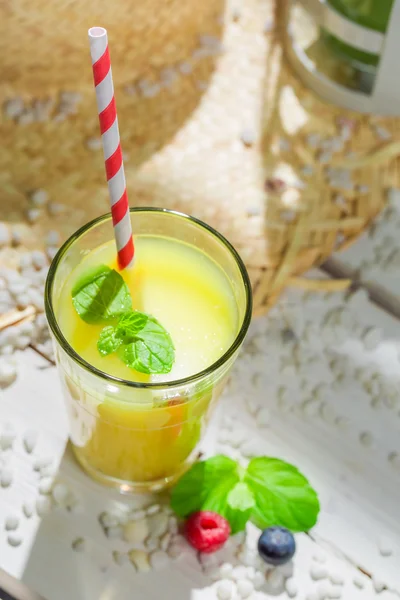 Söt cocktail med berry frukter — Stockfoto