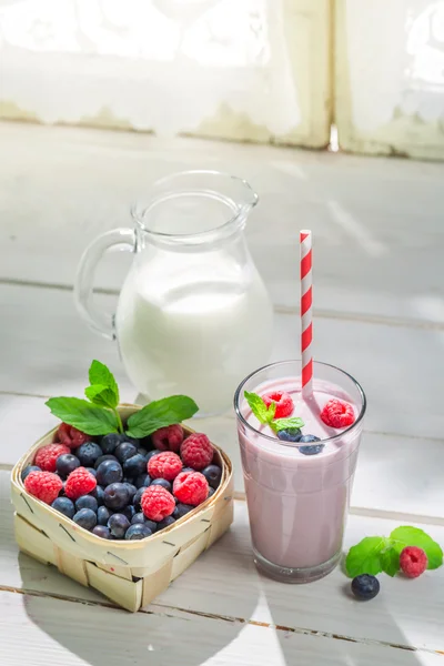 Cocktail caseiro com frutas frescas — Fotografia de Stock