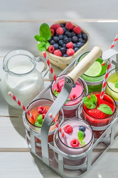 Smoothie domácí s bobulové ovoce — Stock fotografie