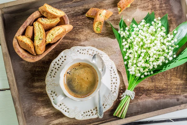 Süße Cantucci mit Kaffee — Stockfoto