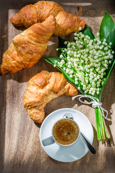 Leckeres frisches Croissant und Kaffee — Stockfoto