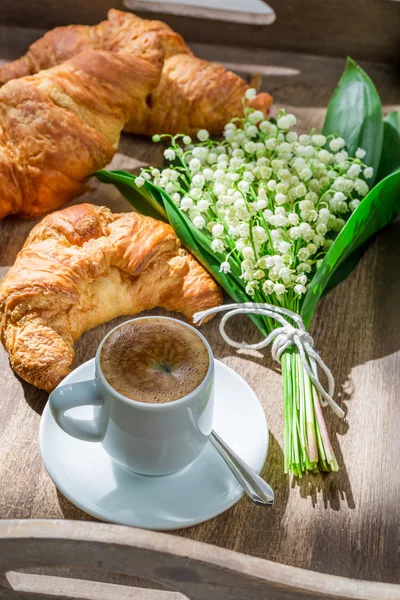 Delicioso café y croissant fresco — Foto de Stock