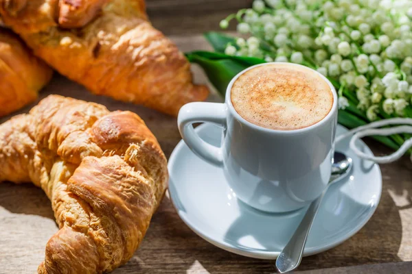 Delicioso croissant fresco y café caliente — Foto de Stock