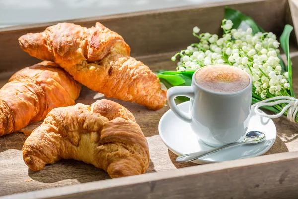 Läckra varmt kaffe och färsk croissant — Stockfoto