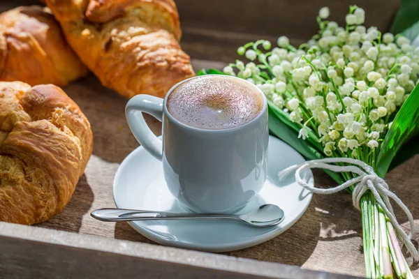 Söt croissant och kaffe — Stockfoto