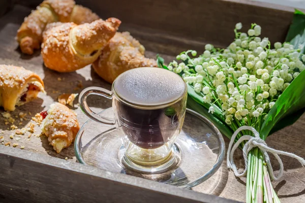 Süßer Kaffee und frisches Croissant — Stockfoto