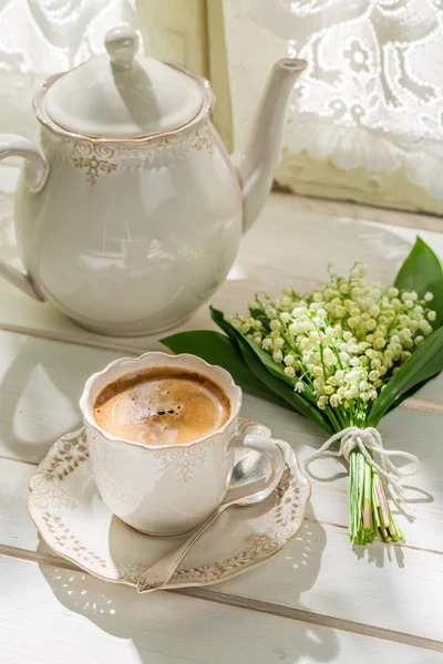 Delicioso espresso con lirios del valle —  Fotos de Stock