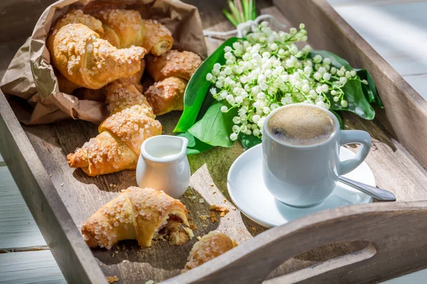 Vår frukost med kaffe och croissant — Stockfoto